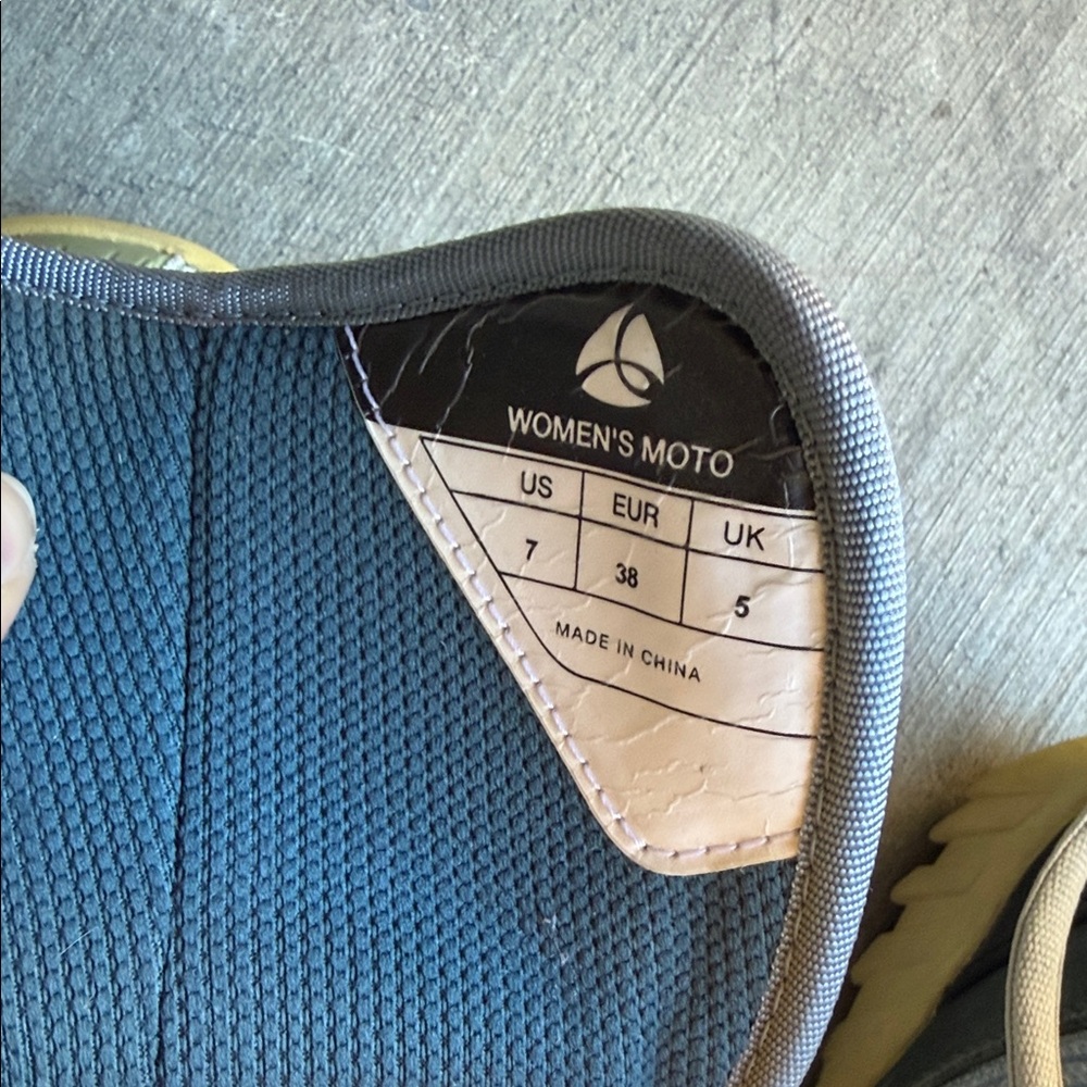 Burton Winter Boots - Light Blue and Yellow - Picture 3 of 3